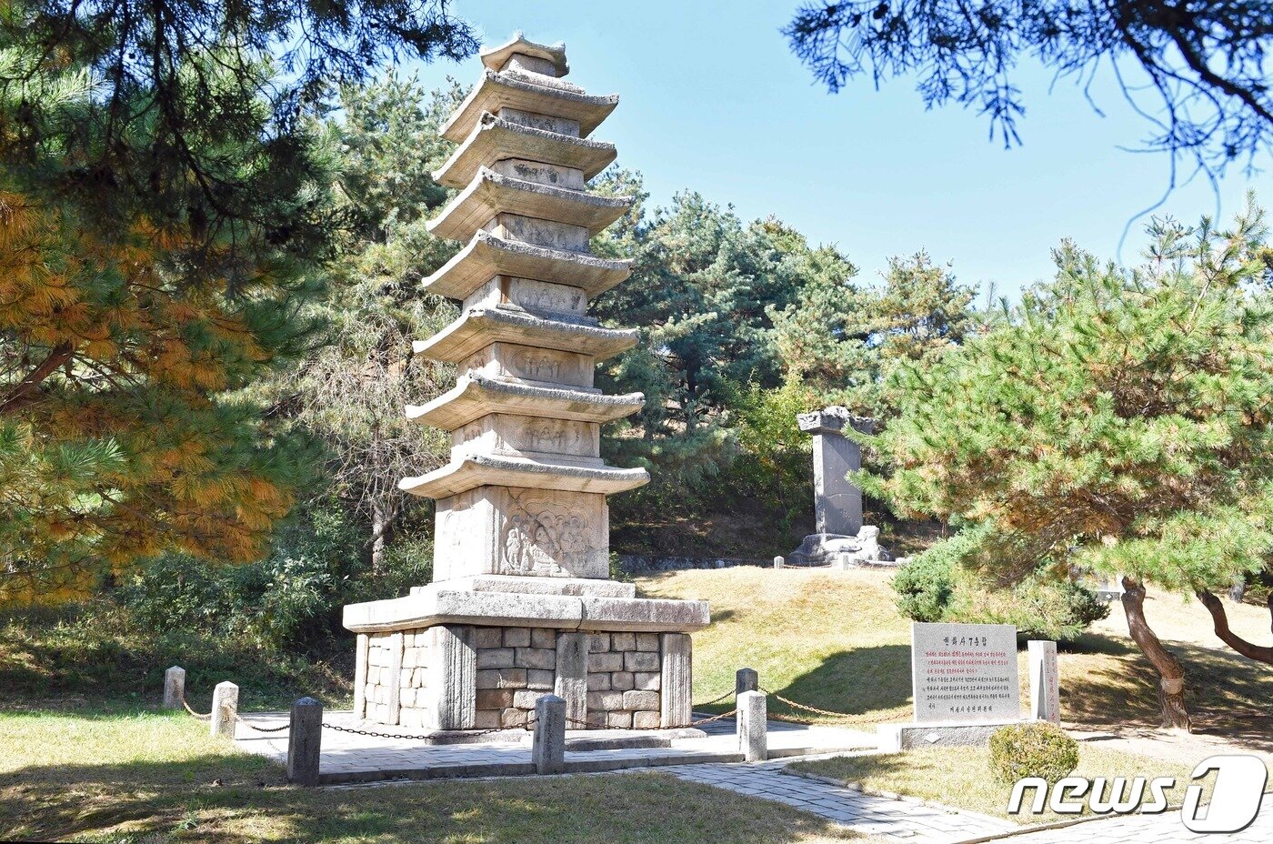 본문 이미지 - 개성 고려박물관 야외전시장으로 옮겨져 있는 현화사7층석탑과 현화사비 전경. (미디어한국학 제공) 2021.02.13.ⓒ 뉴스1