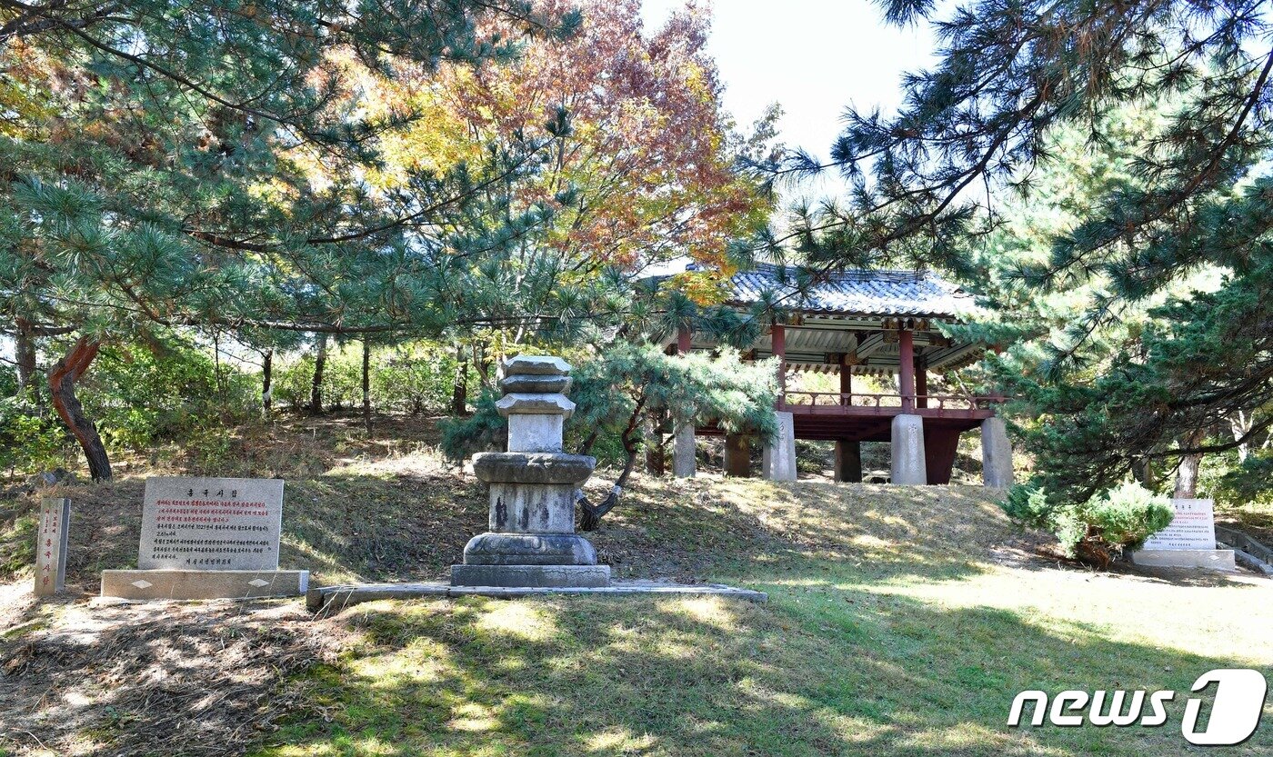 본문 이미지 - 고려박물관 야외로 옮겨져 있는 흥국사탑과 개성 유수영 문루 전경. (미디어한국학 제공) 2021.02.13.ⓒ 뉴스1