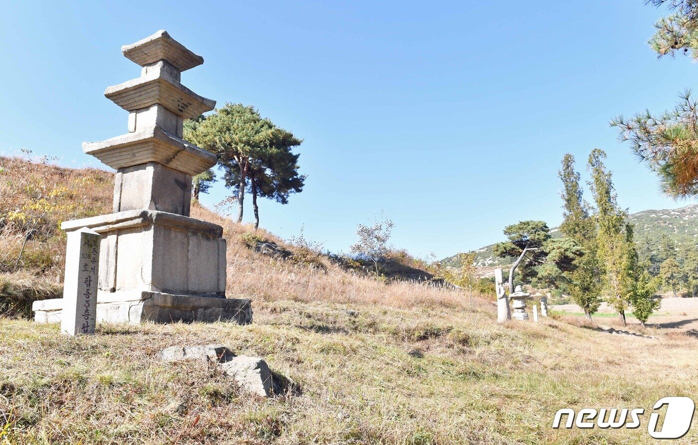 본문 이미지 - 고려박물관 밖 서쪽 언덕에 옮겨져 있는 탑동3층탑(塔洞三層塔), 복령미륵석불(福靈彌勒石佛), 원통사부도(圓通寺浮屠), 미륵사미륵석불 전경. (미디어한국학 제공) 2021.02.13.ⓒ 뉴스1