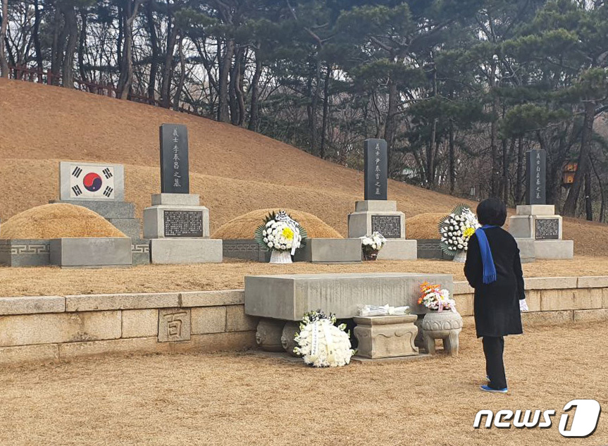 (서울=뉴스1) = 박영선 더불어민주당 서울시장 예비후보가 14일 오전 서울 용산구 효창공원 내 안중근 의사 및 삼의사 묘역을 참배하고 있다.(박영선캠프 제공) 2021.2.14/ …