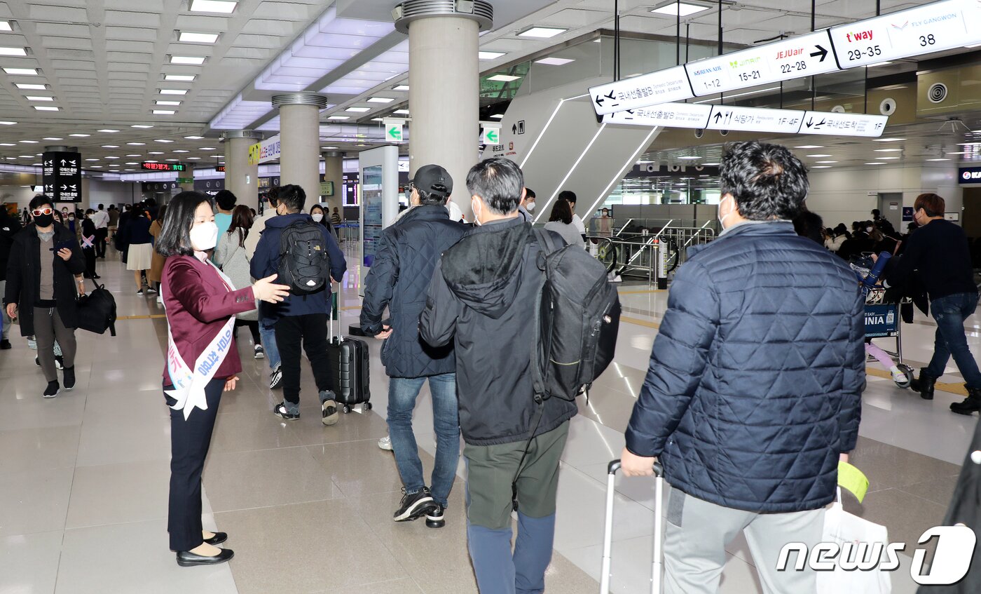 본문 이미지 - 설 연휴 마지막 날인 14일 오전 제주국제공항 국내선 출발장이 다시 일상으로 돌아가는 귀경객과 관광객들로 북적이고 있다.2021.2.14/뉴스1 ⓒ News1 오미란 기자