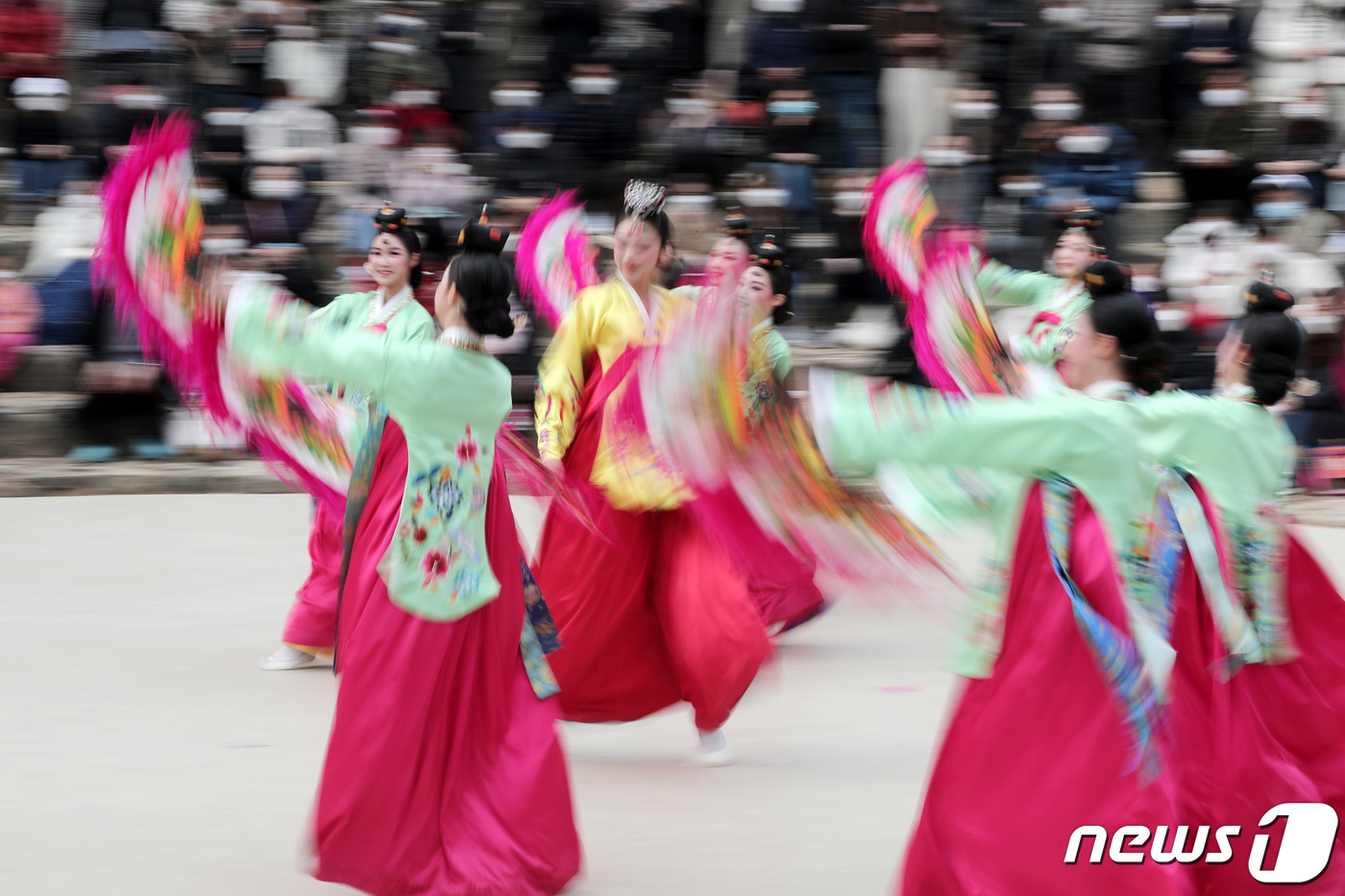 (용인=뉴스1) 조태형 기자 = 설 연휴 마지막 날인 14일 오전 경기도 용인시 한국민속촌에서 공연단이 흥겹게 풍물한가락 무대를 선보이고 있다. 2021.2.14/뉴스1