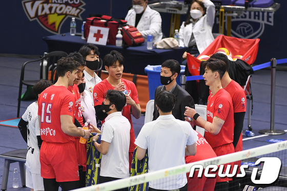 축구·야구 이어 배구 선수단도 확진자 발생…추가 감염은 없어 - Vimarsana News