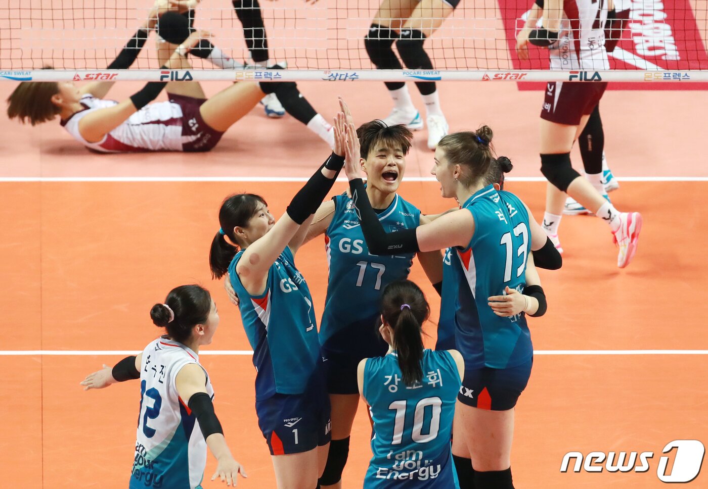 본문 이미지 - 14일 오후 서울 중구 장충체육관에서 열린 프로배구 여자부 '2020-2021 도드람 V-리그' KGC인삼공사와 GS칼텍스의 경기에서 GS칼텍스 선수들이 득점한 뒤 환호하고 있다. 2021.2.14/뉴스1 ⓒ News1 구윤성 기자