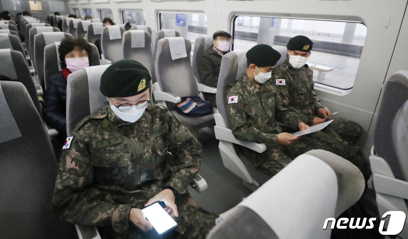 본문 이미지 - 군 장병들의 휴가가 다시 재개된 2월 15일 서울역에서 군인들이 휴가를 떠나기 위해 열차에 앉아 있다.  2021.2.15/뉴스1 ⓒ News1 박지혜 기자