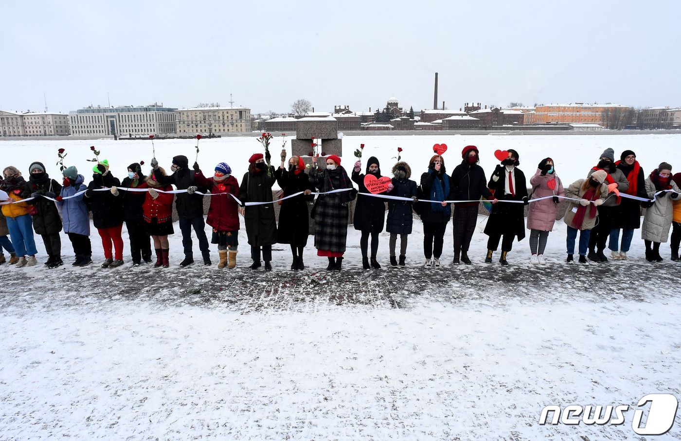 (상트페테르부르크 AFP=뉴스1) 우동명 기자 = 14일(현지시간) 상트페테르부르크에서 러시아 야권 지도자 알렉세이 나발니와 부인 율리아를 지지하는 여성들이 발렌타인 데이를 맞아 …
