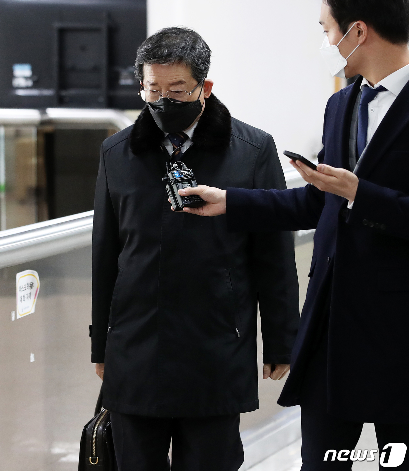 (서울=뉴스1) 오대일 기자 = '세월호 구조실패' 혐의를 받는 김문홍 전 목포해양경찰서장이 15일 오후 서울 서초구 서울중앙지방법원에서 열린 1심 선고 공판에 출석하고 있다. 2 …