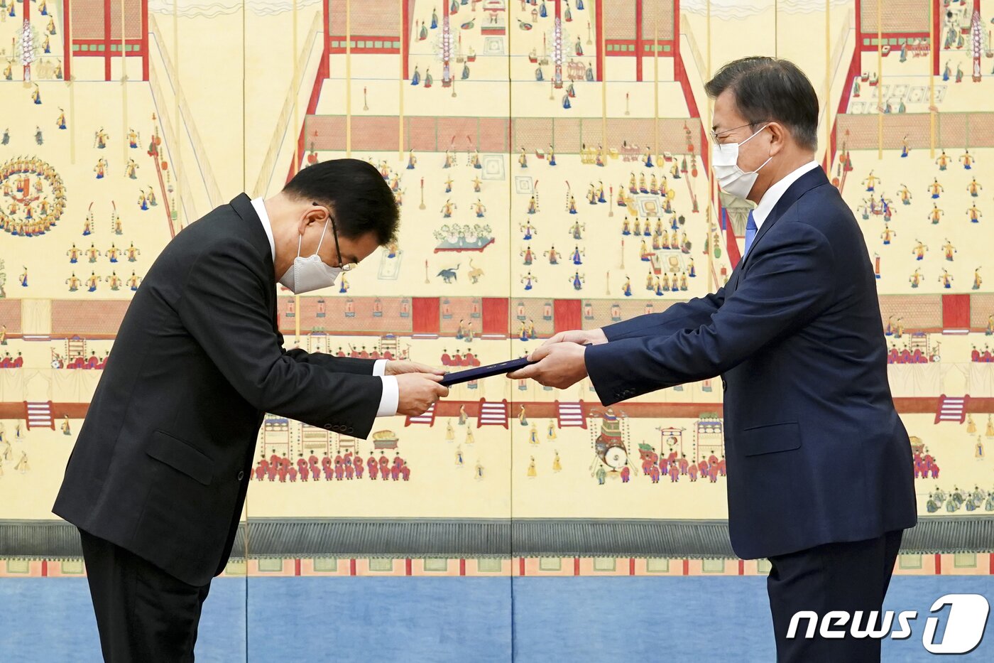 본문 이미지 - 문재인 대통령이 15일 청와대에서 정의용 외교부 장관에게 임명장을 수여하고 있다. 2021.2.15/뉴스1 ⓒ News1 이광호 기자