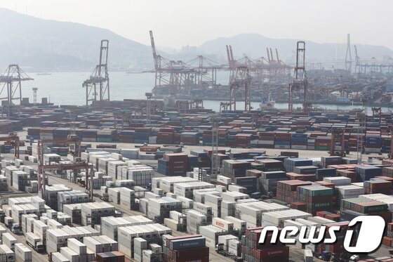 한국, 지난해 수출 순위 7위 유지…전세계 비중은 3.1% - 뉴스1