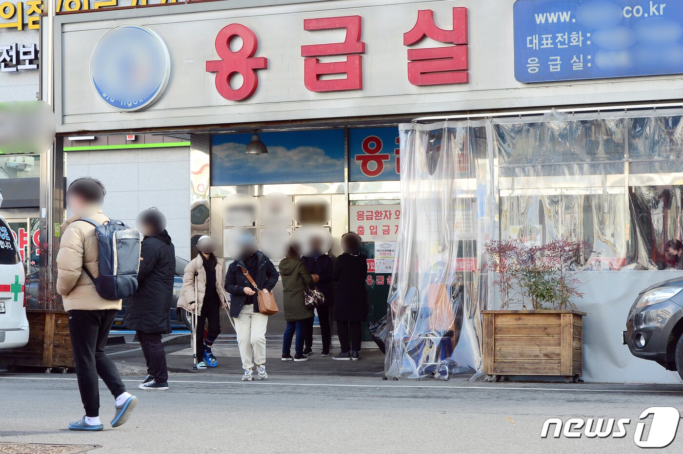 본문 이미지 - 15일 오후 광주 한 병원 앞에서 환자들이 외래진료를 본 뒤 병원 밖으로 나오고 있다. 광주시에 따르면 전날 해당병원 의료진 2명이 신종 코로나바이러스 감염증(코로나19)에 확진 판정을 받았다.2021.2.15/뉴스1 ⓒ News1 정다움 기자