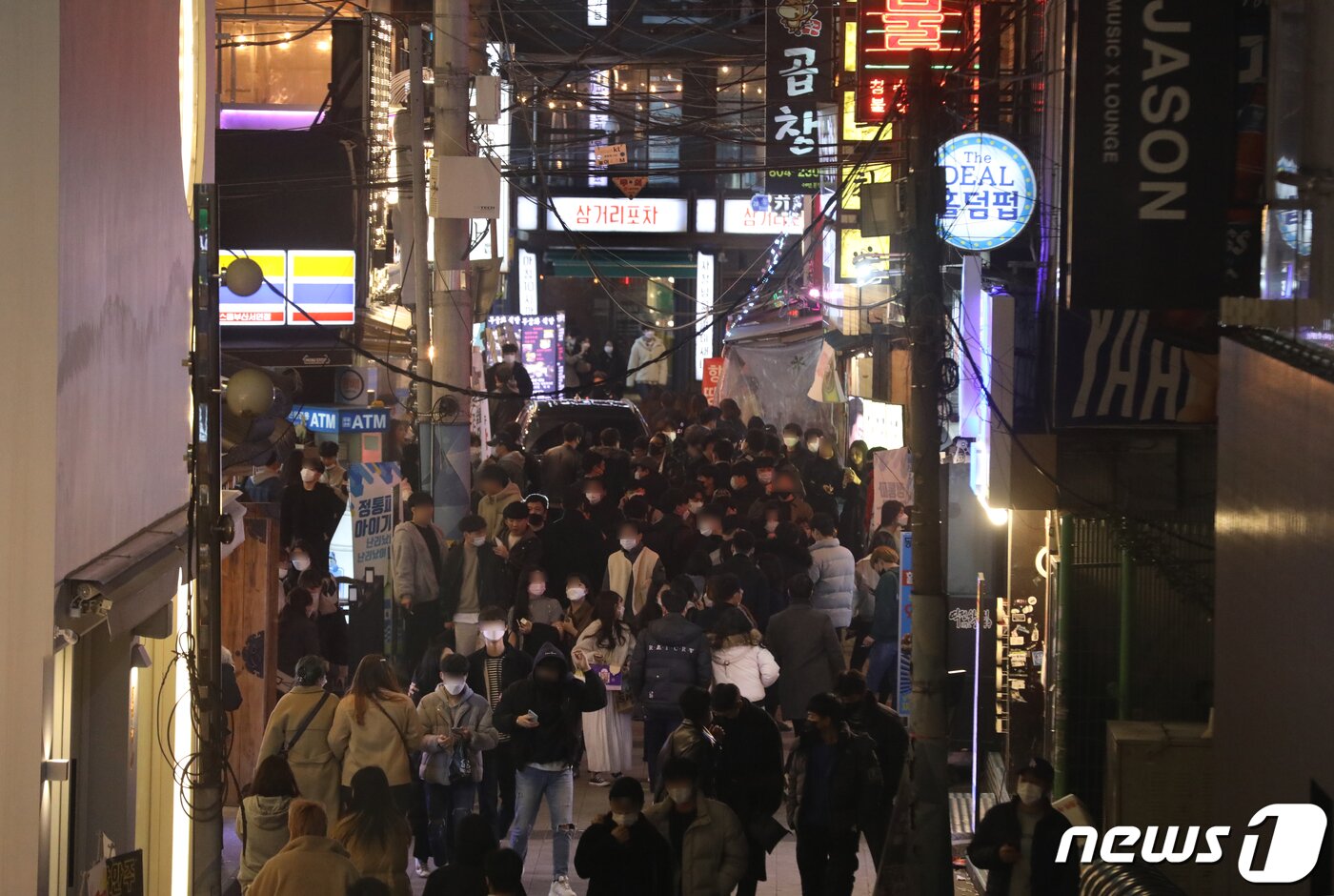 본문 이미지 - 거리두기가 1.5단계로 완화된 15일 오후 부산 부산진구 서면 술집거리 일대가 시민들로 북적이고 있다. 2021.2.15/뉴스1 ⓒ News1 여주연 기자