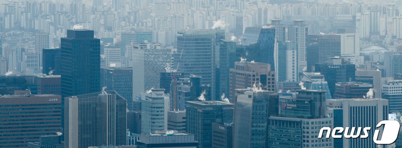 16일 오전 서울 서대문구 안산 봉수대에서 바라본 도심 빌딩에 난방 수증기가 피어오르고 있다. 2021.2.16/뉴스1 ⓒ News1 안은나 기자