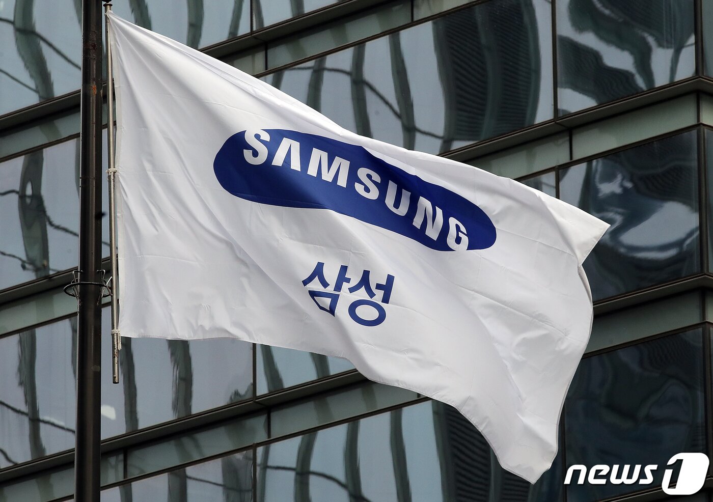 본문 이미지 - 서울 서초동에 위치한 삼성전자 서초사옥에 걸린 깃발. /뉴스1 ⓒ News1