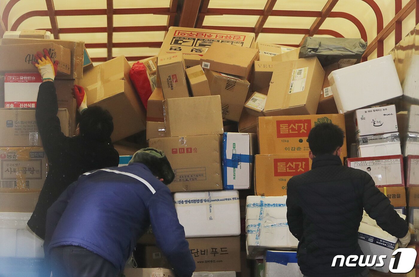 본문 이미지 - 서울의 한 택배물류센터에서 관계자들이 택배 분류 및 상하차 작업을 하고 있다. 2021.2.16/뉴스1 ⓒ News1 이성철 기자