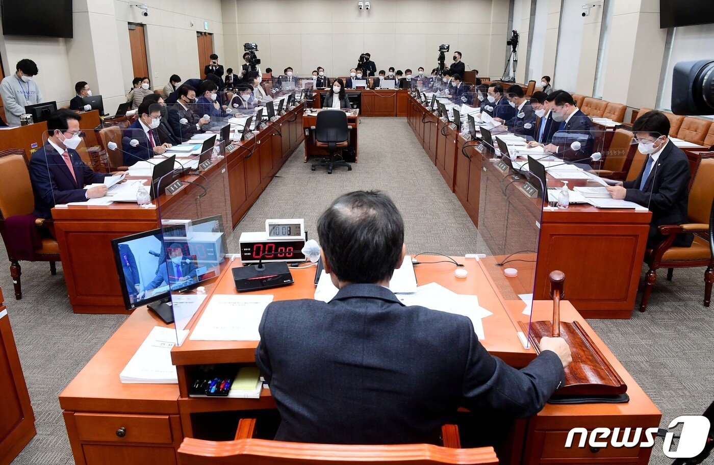 본문 이미지 - 윤후덕 위원장이 16일 서울 여의도 국회에서 기획재정위원회 전체회의에서 의사봉을 두드리고 있다. 2021.2.16/뉴스1 ⓒ News1 신웅수 기자