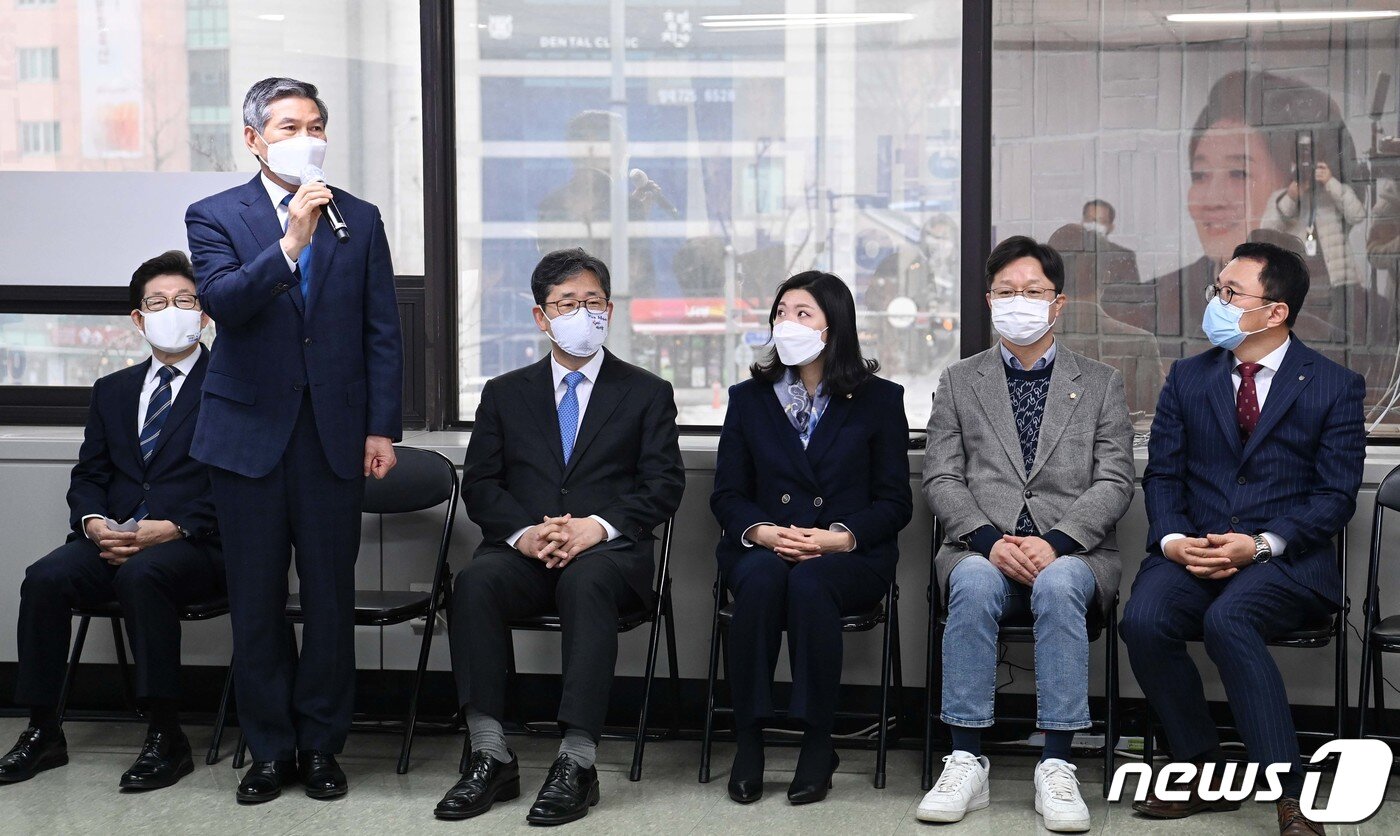 본문 이미지 - 박영선 더불어민주당 서울시장 예비후보의 안보자문단장을 맡은 정경두 전 국방부 장관이 16일 서울 종로구 안국빌딩에서 열린 박 후보의 서울시 대전환 비대면 정책 발표회에서 인사말을 하고 있다. 왼쪽부터 조명래 전 환경부 장관, 정 전 장관, 박양우 전 문화체육관광부 장관, 신현영·강병원 더불어민주당 의원, 박종훈 고대안암병원장. 2021.2.16/뉴스1 ⓒ News1 국회사진취재단