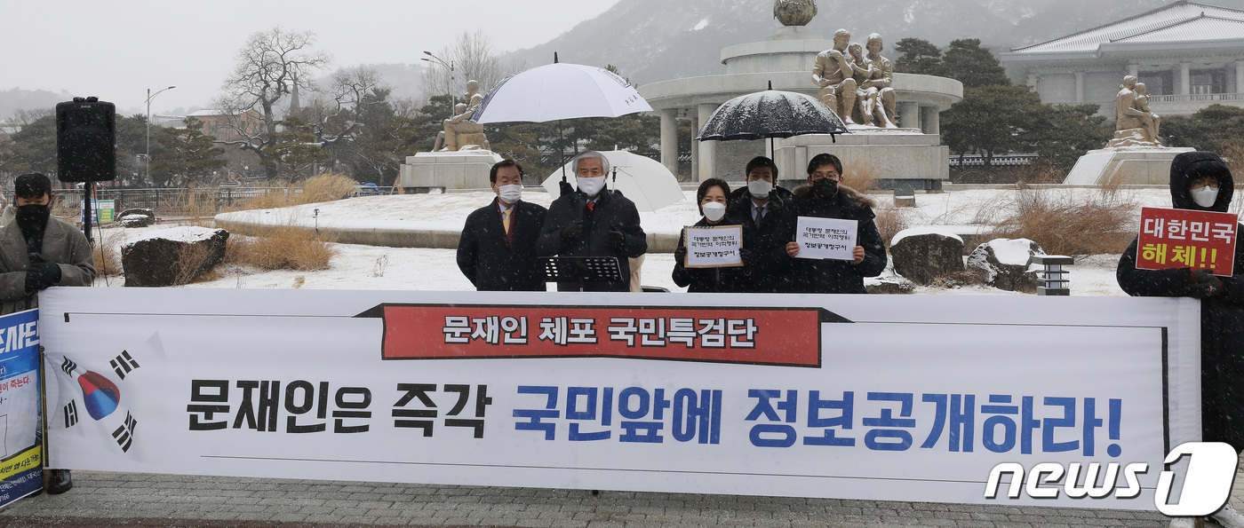 (서울=뉴스1) 임세영 기자 = 전광훈 사랑제일교회 목사가 16일 오후 서울 종로구 청와대 앞 분수대광장에서 문재인 대통령 체포 국민특검단 발촉 요구 기자회견을 갖고 있다. 202 …