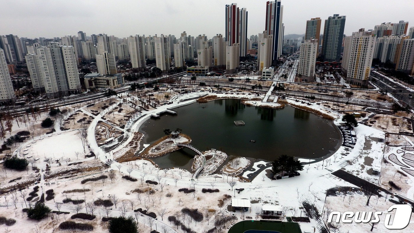 (김포=뉴스1) 정진욱 기자 = 서울·경기 등 수도권에 눈이 내린 16일 경기 김포시 한강신도시 호수공원에 눈이 쌓여있다. 기상청은 이날 서울을 비롯한 수도권에 최대 3cm의 적설 …