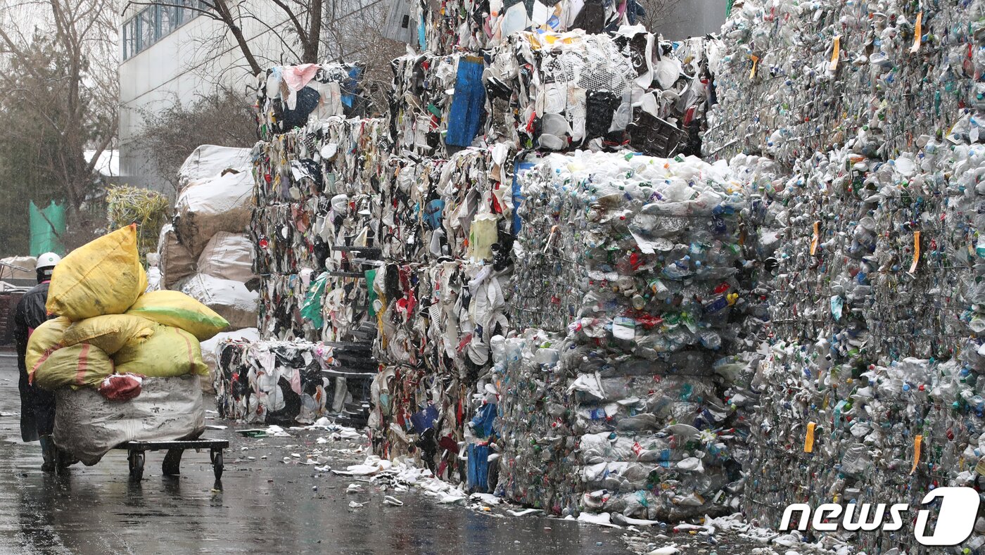 본문 이미지 - 2월16일 오후 서울 송파구 송파자원공원에서 직원들이 일회용 재활용품 선별 작업을 하고 있다. 사회적 거리두기 상황에서 배달음식이용 및 택배물량의 급증으로 플라스틱 일회용품의 사용이 늘어 쓰레기의 양은 늘어가고 있다. 2021.2.16/뉴스1 ⓒ News1 송원영 기자