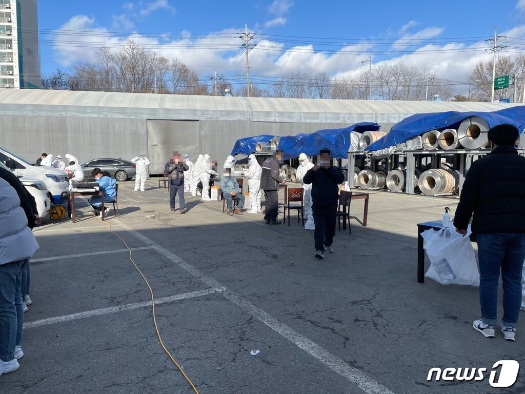 본문 이미지 - 아산시가 지난 16일 귀뚜라미보일러 아산공장 전체 직원 대상으로 신종 코로나바이러스 감염증(코로나19) 검사를 진행하고 있다. (아산시 제공)ⓒ 뉴스1