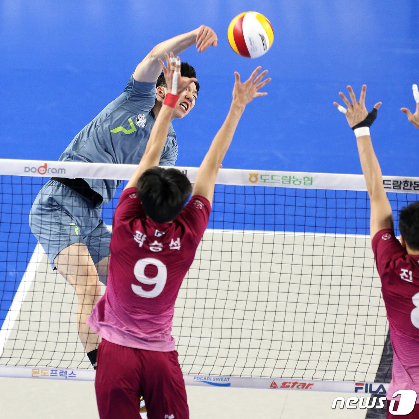 본문 이미지 - 16일 천안 유관순체육관에서 열린 도드람 2020-2021 V-리그 현대캐피탈과 대한항공의 경기에서 현대캐피탈 허수봉이 공격을 펼치고 있다. (현대캐피탈 배구단 제공) 2021.2.16/뉴스1