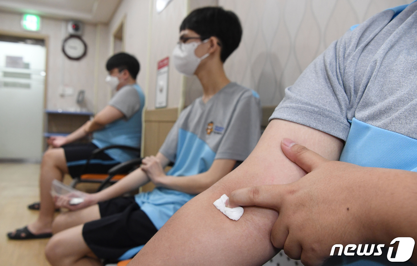 (서울=뉴스1) 구윤성 기자 = 17일 오전 영등포구 서울지방병무청 제1병역판정검사장에서 열린 2021년도 병역판정검사에서 채혈을 마친 대상자들이 다음 검사를 위해 대기하고 있다. …