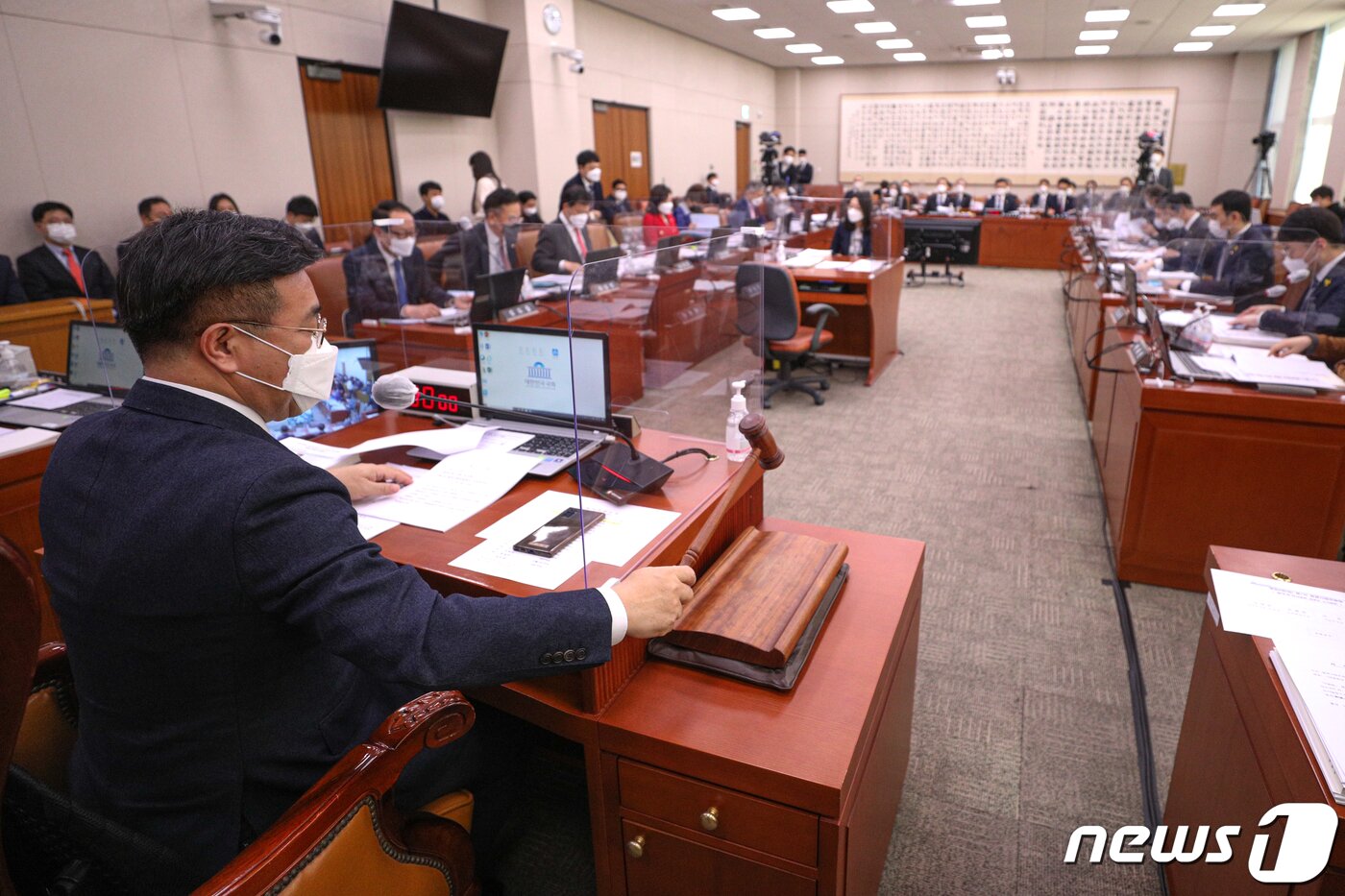 본문 이미지 - 윤호중 법사위원장이 17일 오전 서울 여의도 국회에서 열린 법제사법위원회 전체회의에서 의사봉을 두드리고 있다. 2021.2.17/뉴스1 ⓒ News1 성동훈 기자