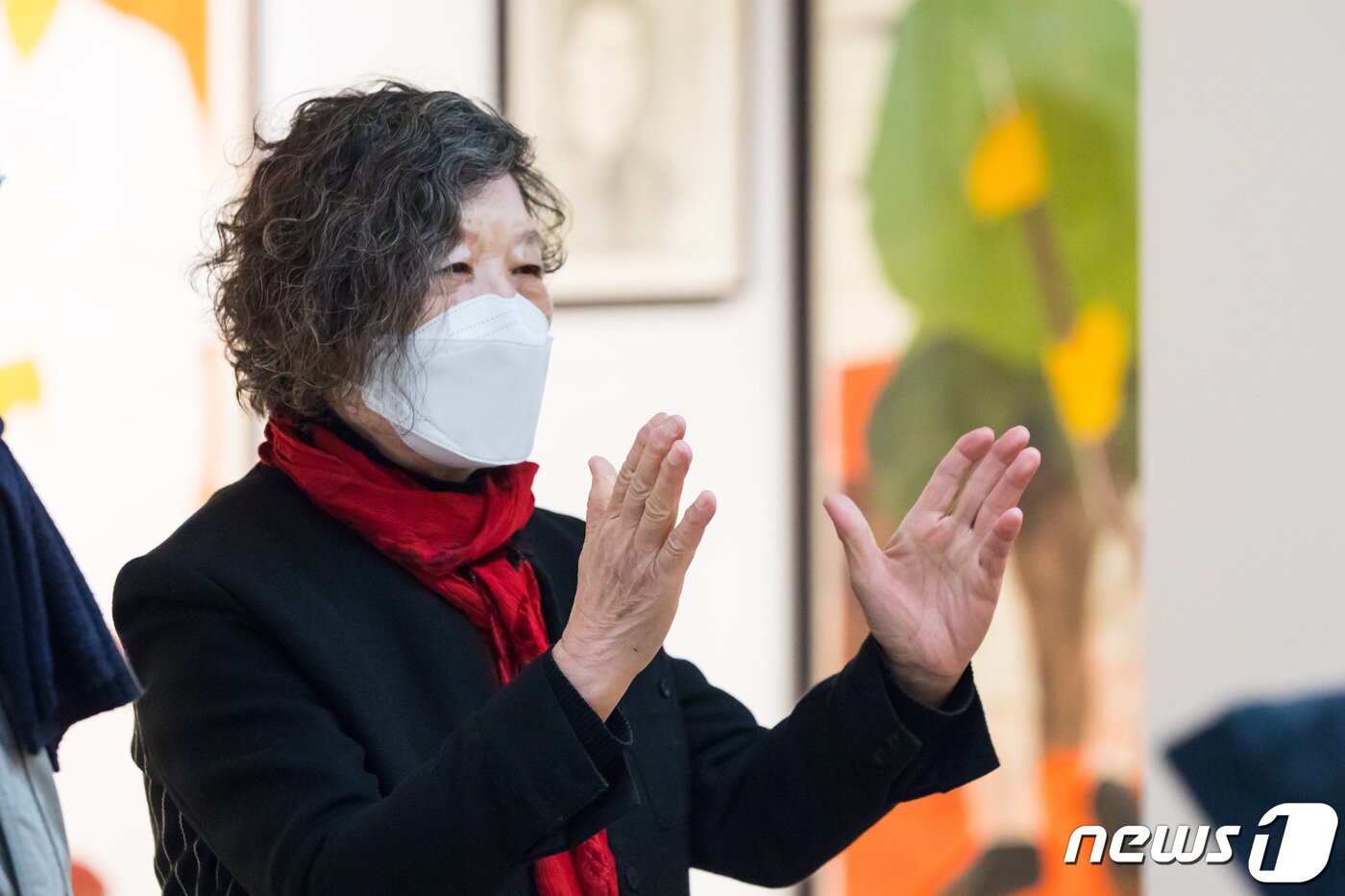 본문 이미지 - 윤석남 작가가 17일 서울 삼청동 학고재본관에서 기자들은 만나 &#34;여성 독립운동가의 삶을 조사하면서 떠오른 강렬한 이미지를 바탕으로 초상을 그렸다&#34;고 설명했다. ⓒ 뉴스1
