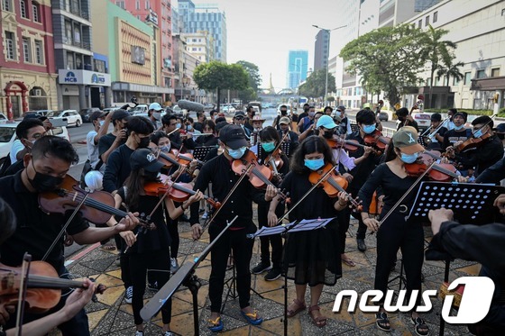 Yangon, Myanmar, protests against thousands of disobedience  Heightened tension