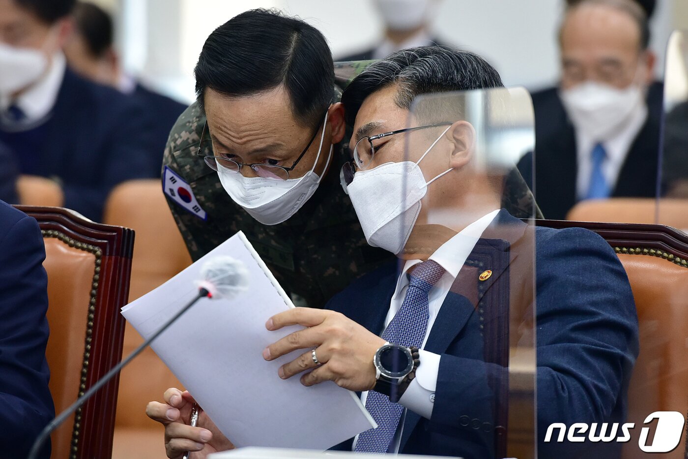본문 이미지 - 서욱 국방부 장관(오른쪽)이 17일 오후 국회 국방위원회 전체회의에서 박정환 합동참모본부 작전본부장과 대화하고 있다. 2021.2.17/뉴스1 ⓒ News1 성동훈 기자