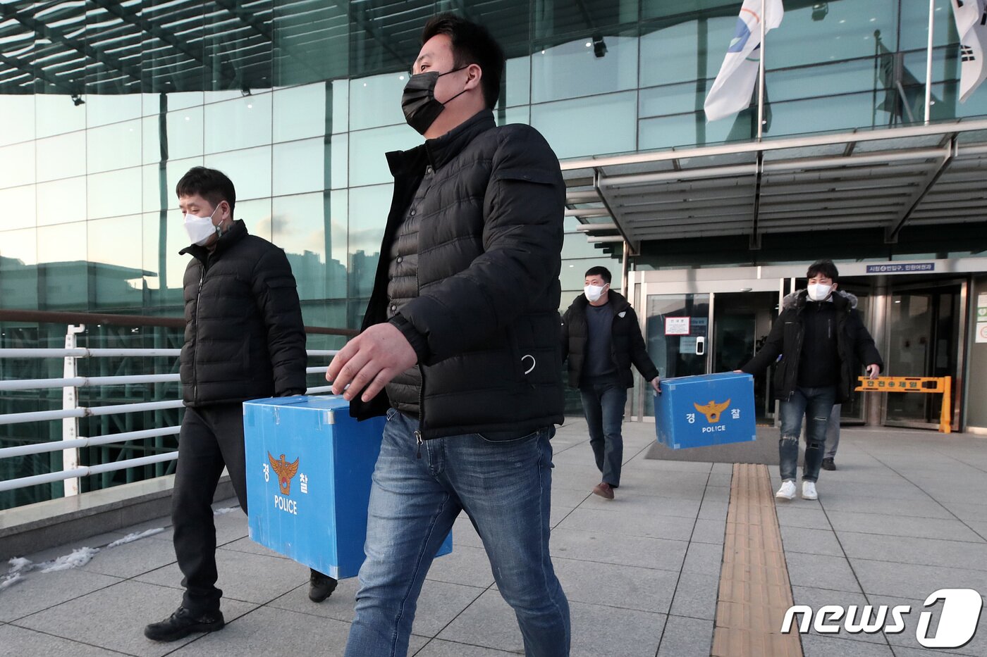 본문 이미지 - 17일 오후 경기도 용인시청에서 경기남부경찰청 수사관들이 정찬민 국민의힘 국회의원의 용인시장 시절 비위 의혹과 관련해 일부 압수품을 옮기고 있다. 2021.2.17/뉴스1 ⓒ News1 조태형 기자