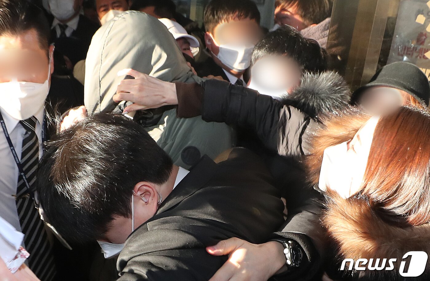 본문 이미지 - 정인양을 입양한 후 수개월간 학대해 사망에 이르게 한 혐의를 받는 양부 안모씨가 17일 오후 서울 양천구 서울남부지방법원에서 열린 아동복지법위반&#40;아동유기‧방임&#41; 등 2차 공판기일을 마치고 법원 청사를 나서고 있다. 2021.2.17/뉴스1 ⓒ News1 이성철 기자