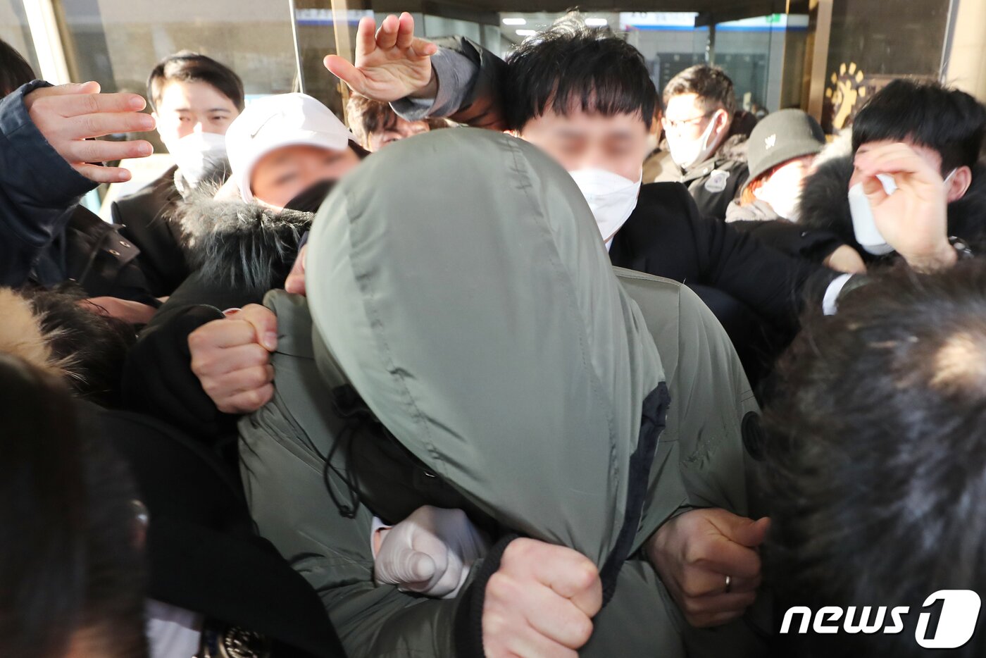 본문 이미지 - 정인&#40;가명&#41;양을 입양한 후 수개월간 학대해 사망에 이르게 한 혐의를 받는 양부 안모씨가 17일 오후 서울 양천구 서울남부지방법원에서 열린 아동복지법위반&#40;아동유기‧방임&#41; 등 2차 공판기일을 마친 뒤 시민들의 항의를 받으며 법원 청사를 나서고 있다. 2021.2.17/뉴스1 ⓒ News1 이성철 기자