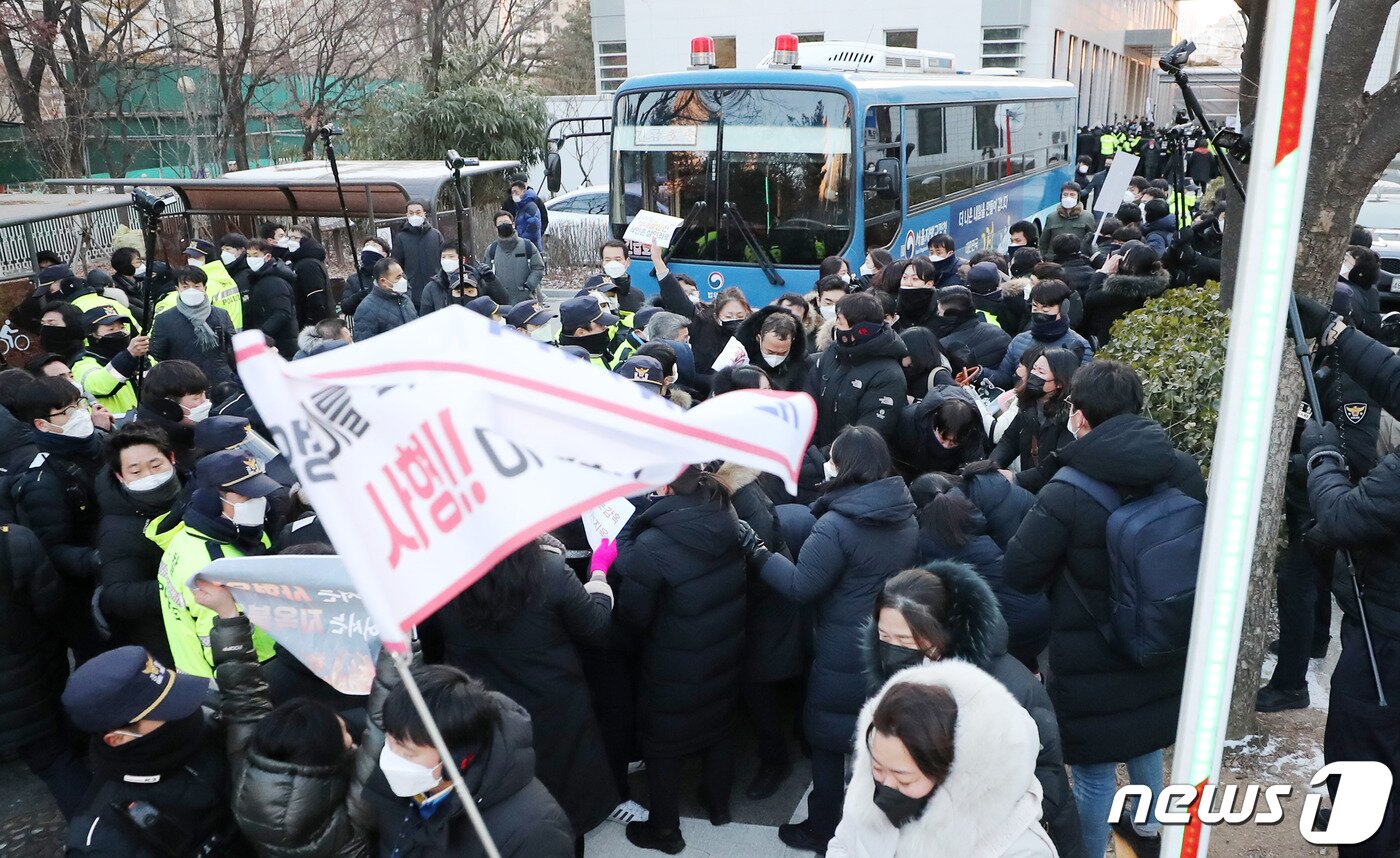 정인&#40;가명&#41;양을 입양한 후 수개월간 학대해 사망에 이르게 한 혐의를 받는 양모 A 모씨가 2021년 2월 17일 오후 서울 양천구 서울남부지방법원에서 열린 아동복지법위반&#40;아동유기‧방임&#41; 등 관련 2차 공판을 마친 뒤 호송차로 법원 청사를 나서자 시민들이 차량을 둘러싸고 격렬히 항의하고 있다. 2021.2.17/뉴스1 ⓒ News1 이성철 기자