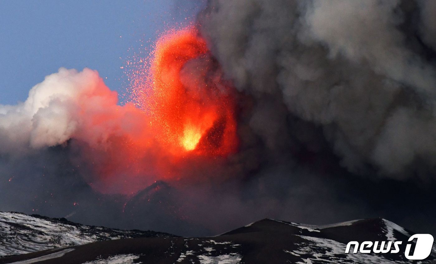 본문 이미지 - 16일(현지시간) 이탈리아 시칠리아섬 카타니아에 있는 에트나 화산이 폭발해 용암과 화산재를 분출하고 있다. ⓒ AFP=뉴스1 ⓒ News1 우동명 기자