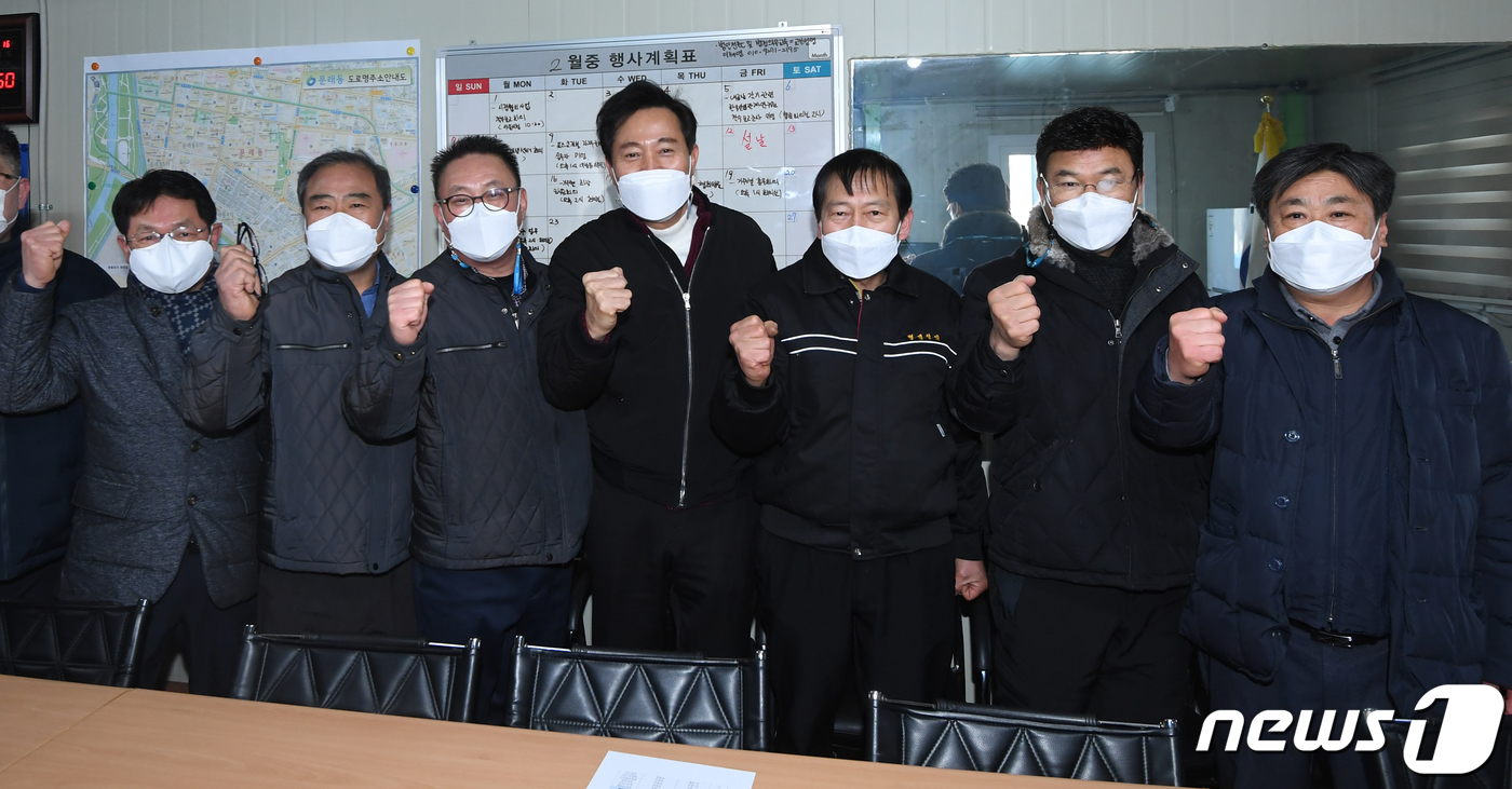 (서울=뉴스1) 국회사진취재단 = 서울시장 보궐선거에 출마한 오세훈 전 서울시장이 18일 서울 영등포구 문래동 서울소공인협회를 찾아 기념촬영을 하고 있다. 2021.2.18/뉴스1 …