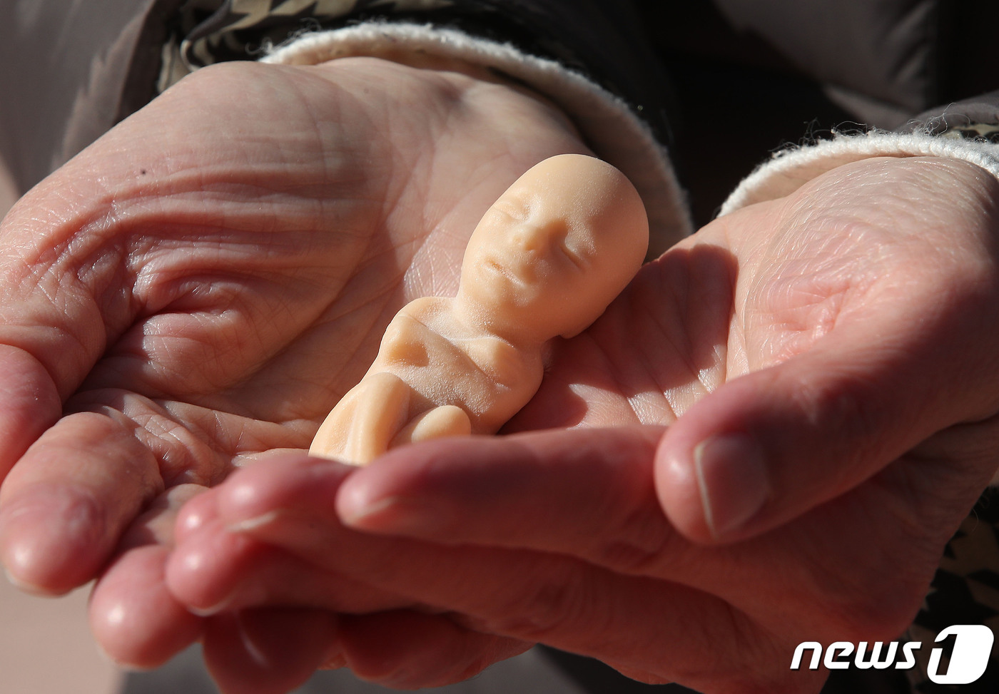 (서울=뉴스1) 임세영 기자 = 한국가족보건협회 관계자가 18일 오후 서울 마포구 홍대 축제거리에서 열린 2021 생명감수성 캠페인 '웨잇포미' 기자회견에서 12주 태아의 실제 모 …