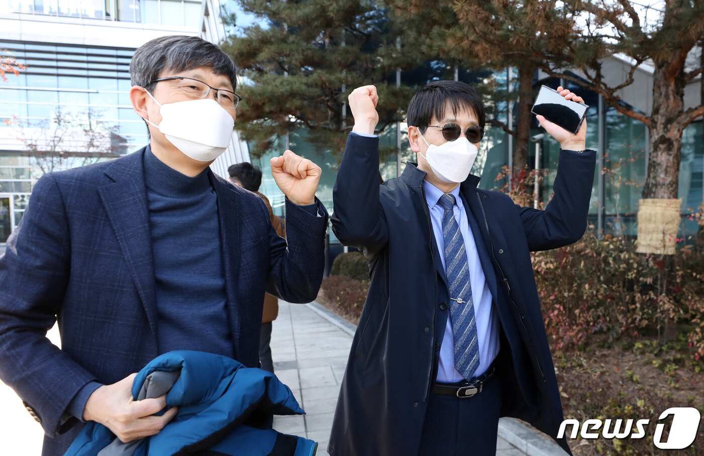 본문 이미지 - 김재윤 세화고등학교 교장(왼쪽)과 고진영 배재고등학교 교장이 지난해 2월18일 오후 서울 서초구 양재동 서울행정법원에서 자율형사립고(자사고) 지정을 취소한 서울시교육청의 처분이 위법하다는 판결을 받고 법원을 나와 기뻐하고 있다. /뉴스1 ⓒ News1 박정호 기자