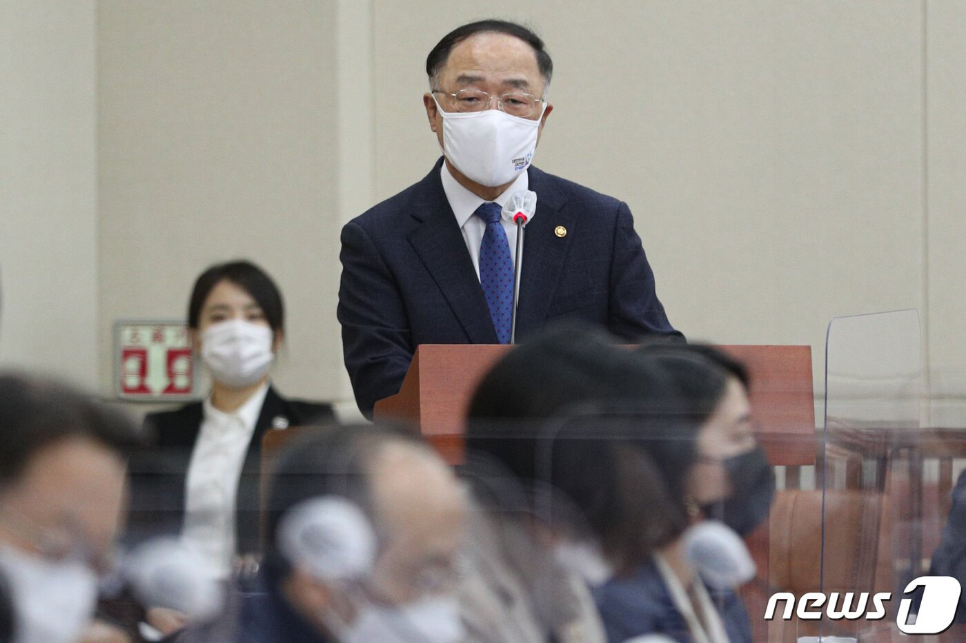 본문 이미지 - 홍남기 부총리 겸 기획재정부 장관이 19일 서울 여의도 국회에서 열린 기획재정위원회 전체회의에서 발언하고 있다. 2021.2.19/뉴스1 ⓒ News1 성동훈 기자
