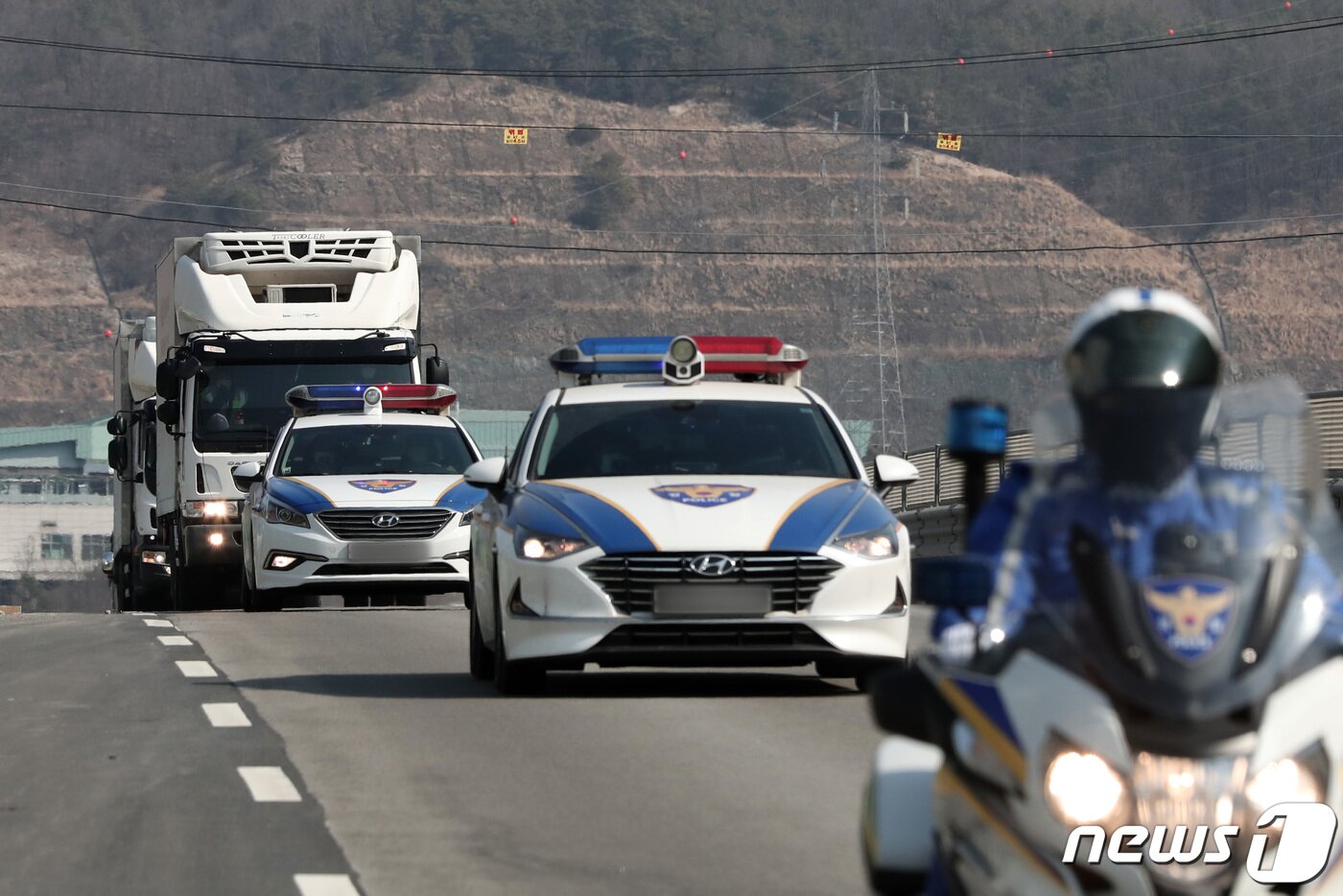 본문 이미지 - 19일 오후 경기도 이천시 지트리비앤티 물류창고에서 신종 코로나바이러스 감염증(코로나19) 백신 유통 제2차 범정부 통합 모의훈련이 실시되고 있다. 2021.2.19/뉴스1 ⓒ News1 조태형 기자