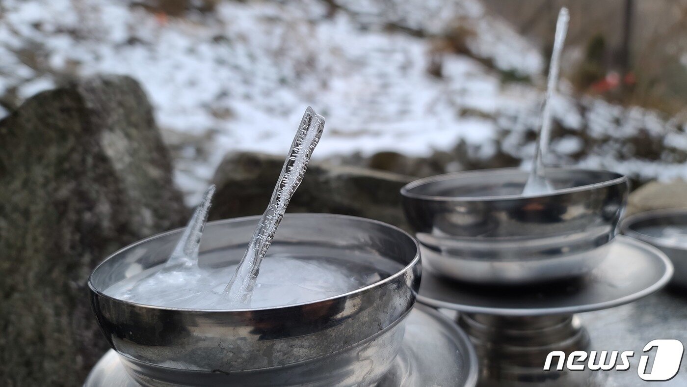 본문 이미지 - 전북 진안군 마이산 탑사의 정화수 그릇에 쌍둥이 역고드름이 자랐다. &#40;진안군제공&#41;2025.1.22/뉴스1 ⓒ News1 김동규 기자