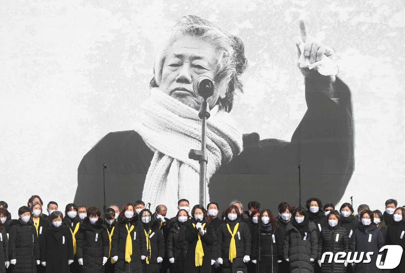 본문 이미지 - 지난 2월19일 오후 서울 중구 서울광장에서 열린 고(故) 백기완 통일문제연구소장의 영결식에서 참석자들이 임을 위한 행진곡을 부르고 있다.2021.2.19/뉴스1 ⓒ News1 박정호 기자