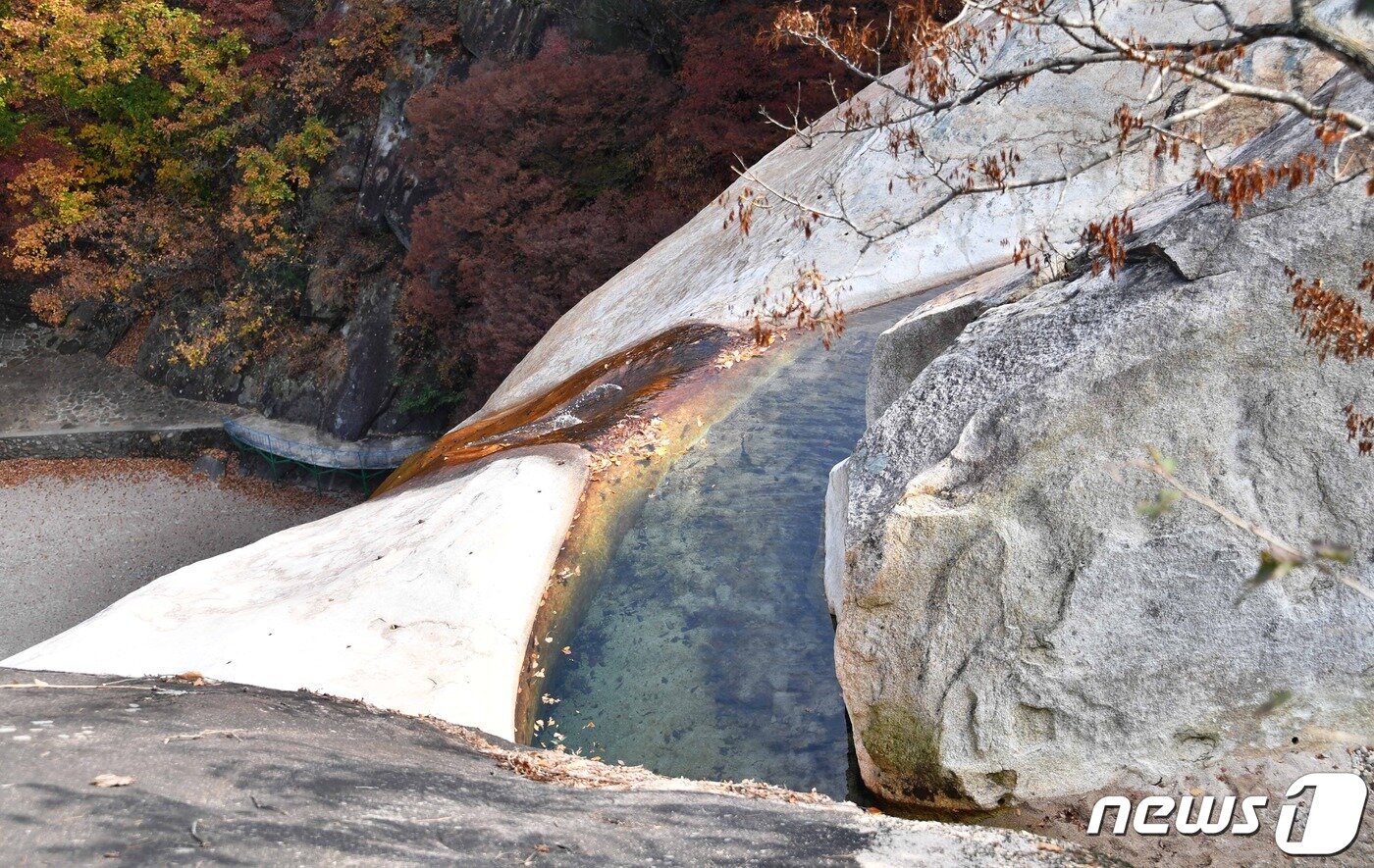 본문 이미지 - 박연(朴淵)에서 내려다본 박연폭포. 박연폭포는 우리나라 3대 폭포의 하나로 꼽힌다. (미디어한국학 제공) 2021.02.20.ⓒ 뉴스1