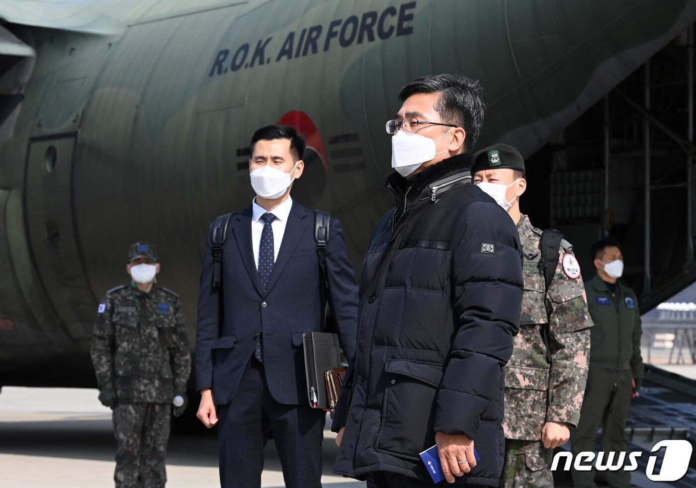 본문 이미지 - 서욱 국방부 장관이 19일 경기도 성남 서울공항 실시된 코롼19 백신 유통 제2차 범정부 통합 모의훈련 준비상황을 점검하고 있다. 2021.2.19/뉴스1 ⓒ News1 사진공동취재단