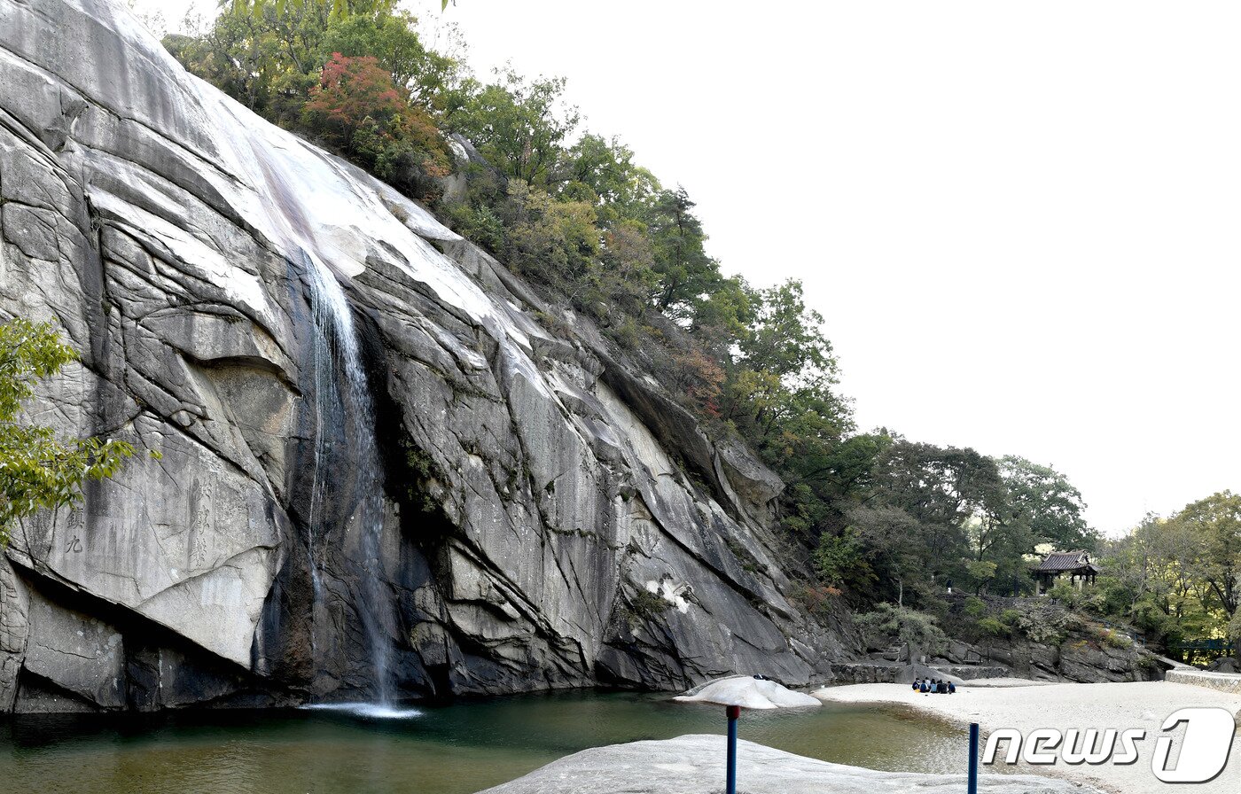 본문 이미지 - 개성 박연폭포와 범사정 전경. (미디어한국학 제공) 2021.02.20.ⓒ 뉴스1