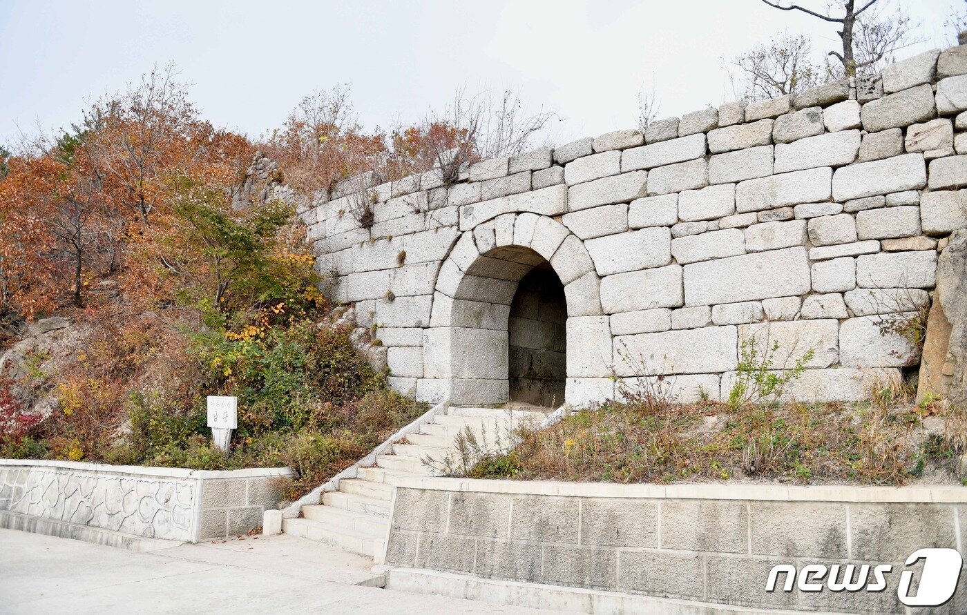 본문 이미지 - 개성 대흥산성 남문. 2018년 북한은 남문과 주변 성곽을 대대적으로 보수하고, 남문에서 북문 사이 약 3km 관광길을 확장, 포장했다. (미디어한국학 제공) 2021.02.20.ⓒ 뉴스1