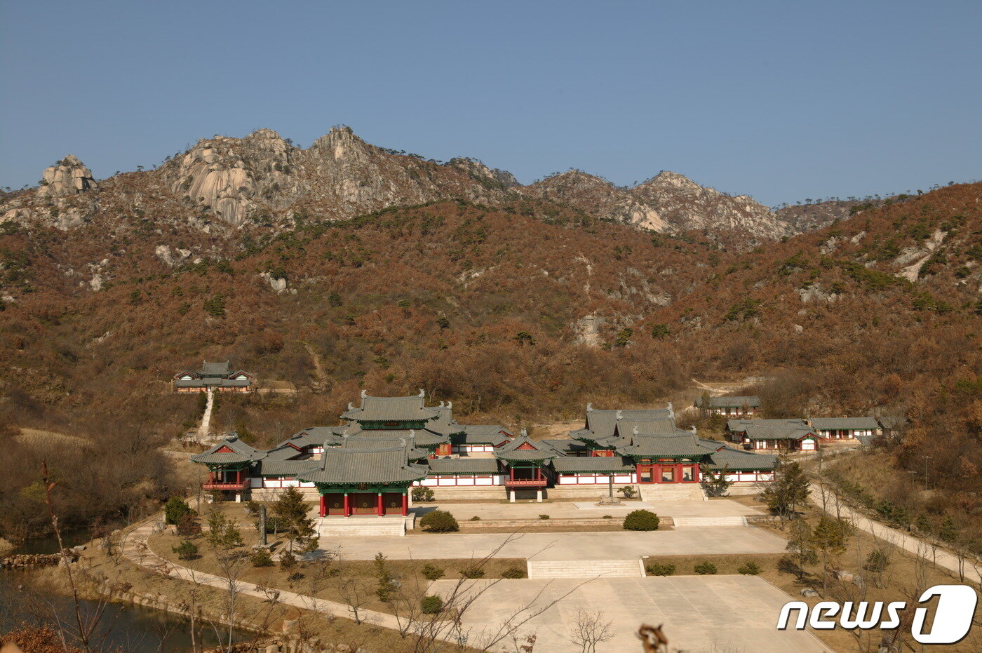 본문 이미지 - 개성 오관산 기슭에 있는 영통사 전경. 2005년에 남북 공동불사로 복원됐다. (미디어한국학 제공) 2021.02.20.ⓒ 뉴스1