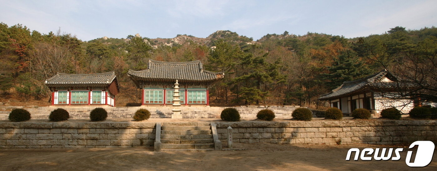 본문 이미지 - 1987년에 개건된 개성 안화사 전경. 중앙에 7층탑에 있고, 대웅전, 나한전(왼쪽), 승당(오른쪽)이 들어서 있다. (미디어한국학 제공) 2021.02.20.ⓒ 뉴스1