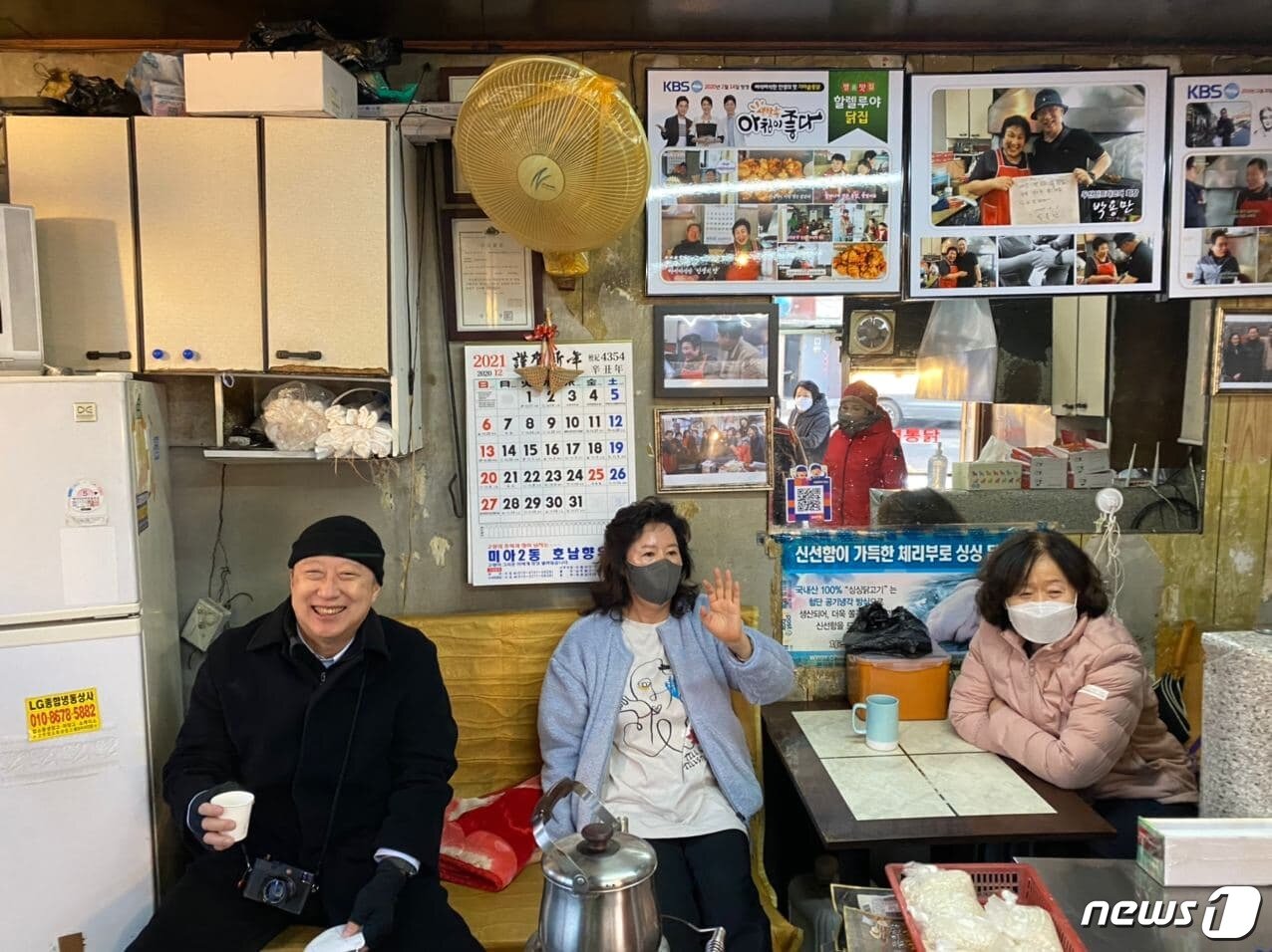 본문 이미지 - 박용만 두산인프라코어 회장(왼쪽)이 강북구 미아동 할레루야닭집에서 주민들과 함께 환하게 웃고 있다.(제공 대한상공회의소)ⓒ 뉴스1