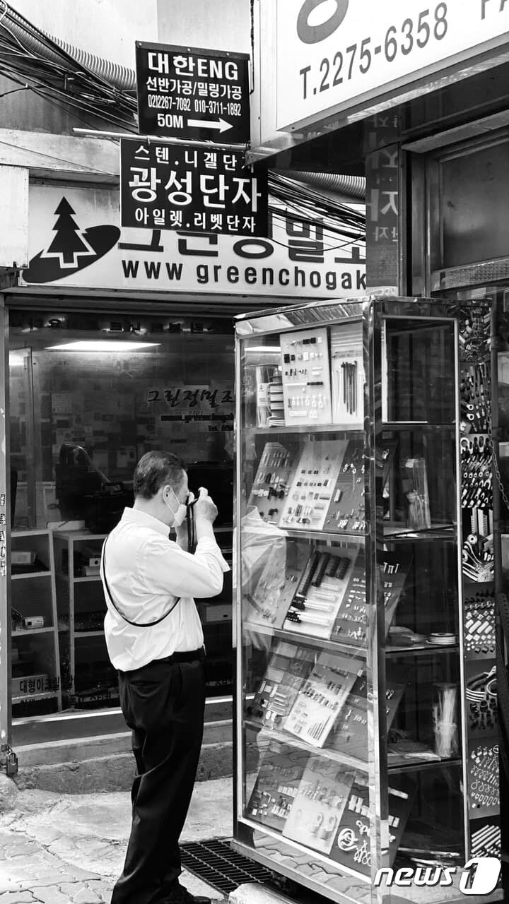 본문 이미지 - 박용만 두산인프라코어 회장이 주말을 맞아 도심을 찾아 취미생활인 사진을 찍고 있다.(제공 대한상공회의소) ⓒ 뉴스1